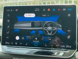 【3ゾーンフルオートエアコンディショナー】運転席助手席後席の3つのゾーンで温度などを独立して設定可能。内気とウインドーガラスの温度差や室内の湿度をモニターすることでフロントウインドウの曇り軽減