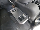 フロントシートの背面には便利なトレーを装備しています。車内での食事やドリンクを置くだけでなく、ノートPCやタブレットを使用するときにも活躍します。長時間のドライブや休憩時にも快適さを提供します
