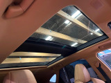 【パノラマルーフ】大型のガラスルーフ搭載で車内の解放感が一気にアップ!開放的なドライブをお楽しみいただけます。