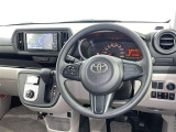 運転席まわりです。 各操作スイッチは使いやすい位置に配置されてます。
