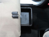 助手席シートの下には、小物が入るトレイが付いてます。