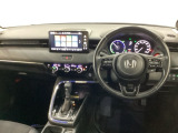 車内は光触媒抗菌消臭施工済です。スタイリッシュなデザインでスポーティなインパネ周りを演出します。グローブボックスやカップホルダーのほかにトレーなどたくさんの収納スペースが付いています。