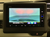 ギヤをR(バック)に入れるとナビの画面に後ろの映像が映るリアカメラ付です。後退時、コンディションが悪い視界でもカラーバックモニターがドライバーをサポートします。