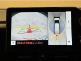 真上から見下ろしたような視点で車とその周囲を確認出来る画面と、車両後方を映し出すバックモニター画面の2つを表示してくれます。