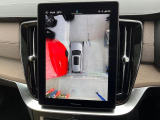 【360&deg;ビューカメラ】4台の高解像度カメラで360度の鳥瞰図を表示。隣の車や壁、死角にある障害物などを画面で確認できるため、狭いスペースでの駐車・出入りも安心です。