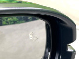 【ブラインドスポットインフォメーション】走行中、ドアミラーの死角になりやすい箇所に後続車が接近するとサイドミラー付近に警告を表示、ドライバーに注意喚起をしてくれます。