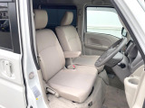 運転席シート廻りは使用感も少なく、良好な状態となっています。前オーナー様が丁寧に使っていたことがよくわかりますね。