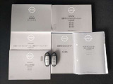 各種取扱説明書&整備記録簿。インテリジェントキー&times;2個。前オーナーが紛失したり、捨てたりするケースも有りますが、こちらの車は揃ってます。中古車選びの際は要チェックポイントです。