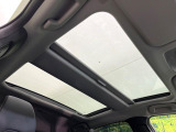 【パノラマルーフ】大型のガラスルーフ搭載で車内の解放感が一気にアップ!開放的なドライブをお楽しみいただけます。