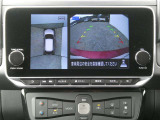 全周囲カメラで、クルマを上空から見下ろしているかのような映像を映し出します。周囲の状況がひと目でわかります!