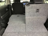 リヤシートを倒すと大きな荷物も搭載可能です。