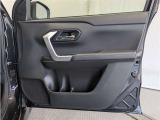 運転席ドア内張はご覧の通りです。ドアポケットの収納もバッチリです。