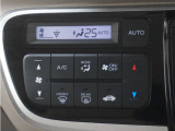 フルオートエアコン搭載。好みの温度に設定するだけで、風向や風量を自動でコントロール!いつでも快適な車内環境に。