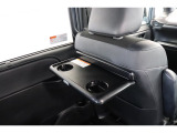 車内での休憩時などに軽食や飲み物を置けるシートバックテーブル。