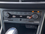 運転席と助手席、別々に温度調整か出来る操作ダイヤル付き2ゾーンフルオートエアコンです