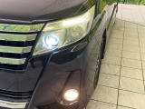 【LEDヘッドライト】悪天候や夜間走行時も良好な視界を確保し安心して運転できる高輝度LEDヘッドライトを装備!点灯速度が早く、消費電力も抑えられています。