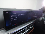 【カーブドディスプレイ】ドライバーに向かって湾曲した大型ディスプレイです。インフォメーションディスプレイとコントロールディスプレイが一体化しており、ドライバーの視覚的な操作性を向上させます