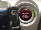 【Hondaスマートキー】カバンやポケットに入れたままでもドアの施錠・解錠が可能なスマートキーを装備。エンジンのオン・オフ時もカギを取り出す必要が無いからとっても便利です♪