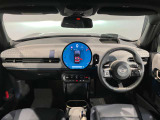 MINIの内装はとにかく『円』に拘ったデザインコンセプトが一目で伝わってきます。これほど円形に拘った車は他に御座いません。伝統のデザイン、トグルスイッチなど遊び心のある内装で御座います。