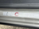 ドアステップには「C-Series」のメタル装飾があしらわれる。