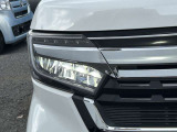 LEDヘッドライトは、点灯の瞬間から最大光量を発揮し、突然暗くなるトンネルなどでの安定感を高めます。
