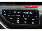 運転席と助手席の温度設定の変更が可能な左右独立タイプのデュアルエアコンです♪♪♪暑がりな人・寒がりな人も誰もが車内を快適にお過ごしいただけます♪♪♪