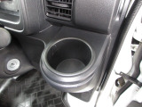 運転席と助手席にはドリンクホルダーがあります。取りやすい位置にありますからドライブも楽しくなりますね!