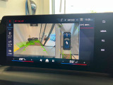 【全周囲カメラ】全周囲カメラ装備車両で御座いますので、狭い駐車スペースでもお車の全体図が確認でき、障害物との接触を未然に防ぐことが可能です。