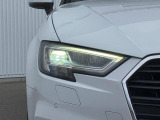 視界を鮮明に照らすだけでなく、対向車への配慮と最適な視界を両立し、ダイナミックインジケーターの流れるような輝きが、夜の街並みに先進性と知性を描き出します。