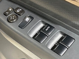 【電動格納ミラー】サイドミラーは電動格納式となっており、狭い駐車場でもキズがつくリスクを抑えられます。