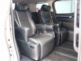 【車屋】として、長く車業界に従事した経験豊富なスタッフが多数在籍しております。