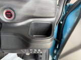 運転席側右手にドリンクホルダーを装備しています♪