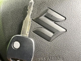 【キーレス】少し離れた場所からでもボタン一つでドアの開錠・施錠ができるのでとっても便利!ドアの鍵穴周りに傷をつけることもありません♪