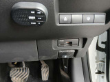 【ETC】有料道路を利用する際に料金所で停止することなく通過できる、ETC車載器(ノンストップ自動料金収受システム機器)が装備されています。セットアップを行うことで利用可能になります。