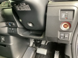 左側に高速で便利なETCがあり、また、便利な電動スライドドア、横滑りを防ぐVSAなどのスイッチは、運転席の右側、手の届きやすい位置にあります。