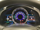 ハイブリット車専用のメーターです。中央のスピードメーターより左右のサブデスプレイで燃費や動力伝達などの情報が見れるようになっています。