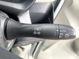 【オートライト】周りの明るさに応じて自動でヘッドライトの点灯・消灯ができる機能です!ライトの付け忘れ・消し忘れなどが無くなり、雨の日や夕方の走行も安心!トンネル通過時も便利ですね♪