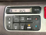 【オートエアコン】一度お好みの温度に設定すれば、車内の温度を検知し風量や温度を自動で調整。暑い&hellip;寒い&hellip;と何度もスイッチ操作をする必要はありません。快適な車内空間には必須の機能ですね♪