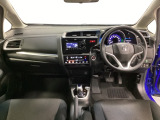 車内は光触媒抗菌消臭施工済です。インパネ周りはスタイリッシュなデザインです。グローブボックスやカップホルダーのほかにトレーなどたくさんの収納スペースが付いています。