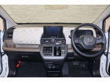 操作性に優れた運転席となります!小物入れや各ボタンの配置にこだわり、使いやすいです!座り心地もよく視認性も良好なのでロングドライブもお任せ下さい!