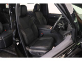 【運転席】ブラック基調のインテリアに本革シート(一部合皮使用※メーカー基準)。パワーシートでお好みの位置に座席を設定可能です。シートヒーター・ベンチレーション・フロアマット付です。