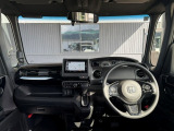 運転席から見たステアリング周辺の様子になります。シフトもインパネ内にスッキリ収納されており、操作が分かりやすく、運転しやすい配置になっております!