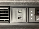 エアコン操作パネルの左側に、スマートフォンなどの充電可能なUSB端子と、音源などの外部入力の可能なUSB端子がついています。移動中に充電もできるので便利です。