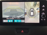 マルチビューカメラシステム搭載車です。お車の周囲を全方位でカバーします。後方・前方・両脇と、コンディションが悪い視界でもカラーモニターに映し出した映像がドライバーをサポートします。