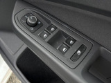 運転席ドアに集約されたパワーウィンドウスイッチで全窓をスマートに操作できます。