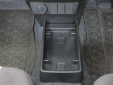 センターフロアトレイ。ティッシュ箱を置いた下にも携帯電話などを収納できる空間があります。さり気ない気遣いを感じられます。