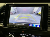 リバースギアに入れるだけで後方の表示へ切り替わります。夜間や雨の日の駐車も楽になりますよ。