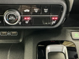 運転席/助手席シートヒーターで寒い日もすぐに温かくなり快適に過ごせます。2段階の温度調整が可能です
