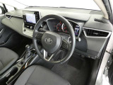 【運転席まわり】・・・ハンドルやシートなども隅々までクリーニング済み。キレイな車内でドライブがより一層快適にお楽しみいただけると思います。