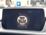 【8インチマツダコネクト】車内の雰囲気にマッチした大型のディスプレイ。スマホ接続でのナビ使用やBluetooth再生等、様々な機能が楽しめます。直感的なダイヤル操作が可能で、使い勝手も良好です。